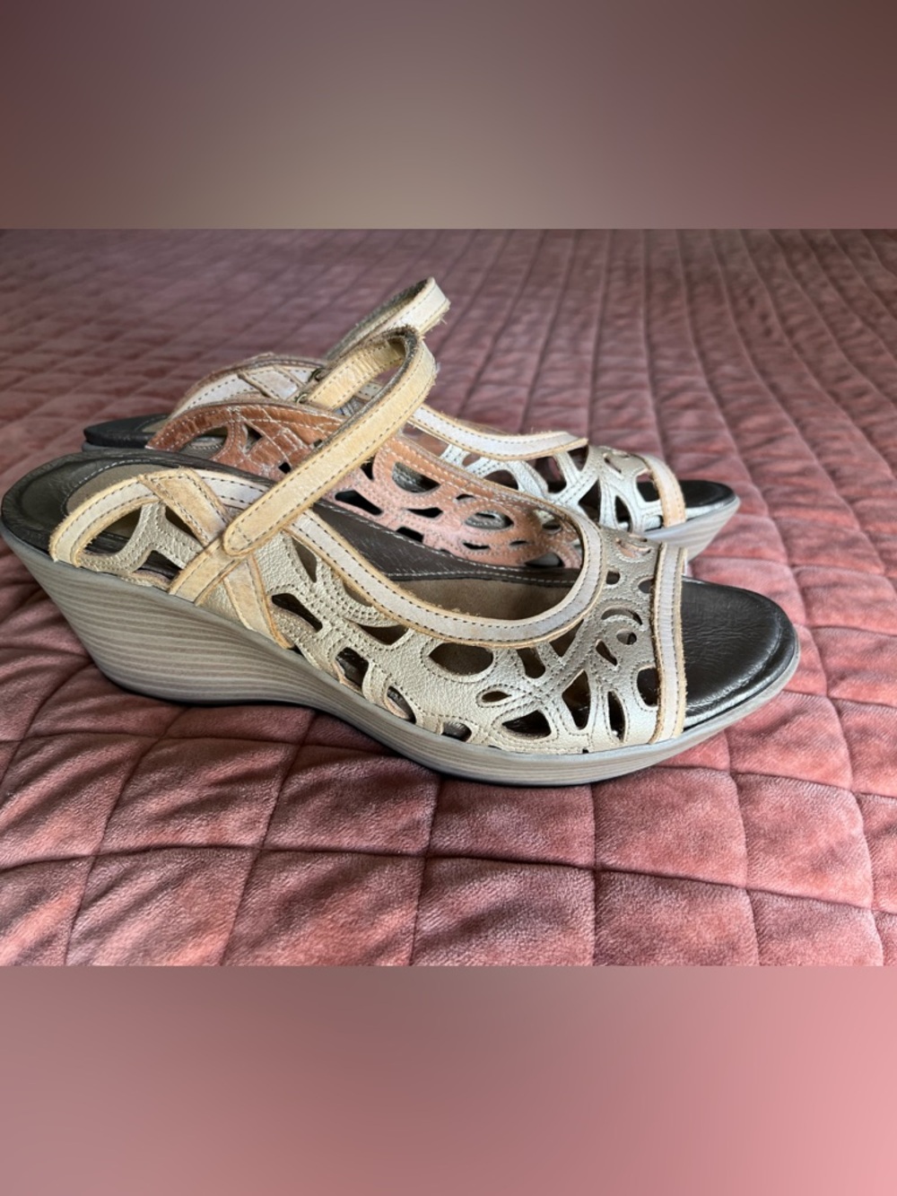 Naot Deluxe Wedges Metallic cutout design